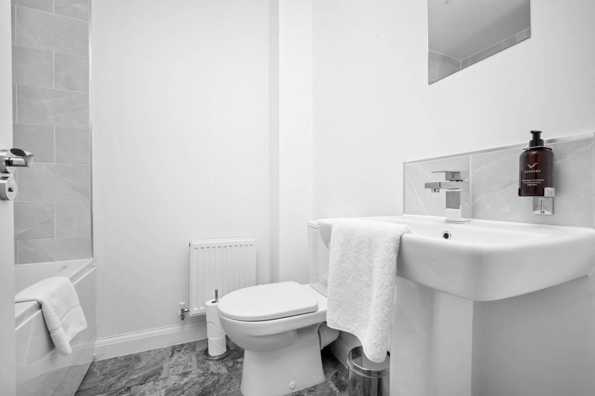 Luxury City Centre 5 Bed House With En-Suite, Bbq, On-Site Parking By Azura Nights バーミンガム エクステリア 写真